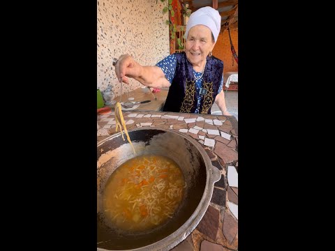 Видео: Домашняя лапша в бульоне с мясом — вы точно такое не пробовали!Так готовили только бабушки!