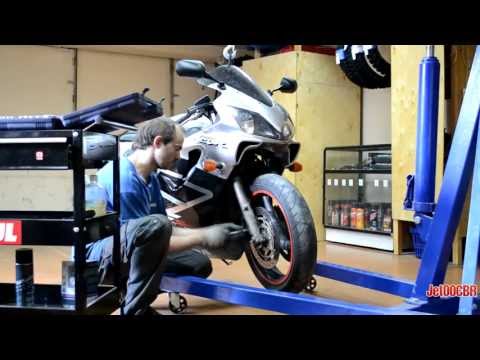 Видео: Замена сальников в вилке HONDA CBR600F4i. Видеоотчёт. Запись процесса.