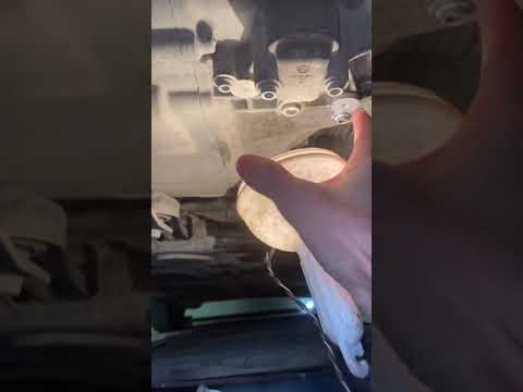 Видео: Замена масла в МКПП-5 MQ200 шкода октавия А7 1-часть