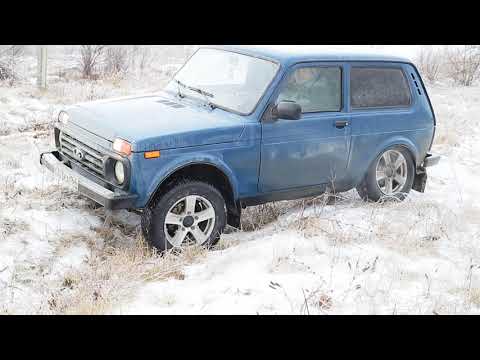 Видео: Вот что может стандартная нива в гололёд