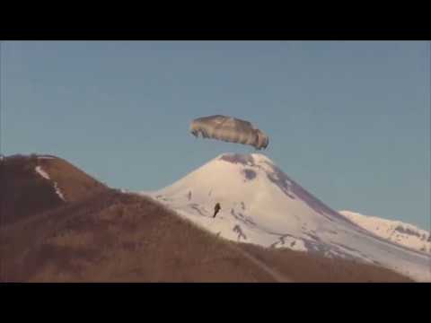Видео: Прыжки с парашютом морских пехотинцев ТОФ с многоцелевого вертолёта Ми-8