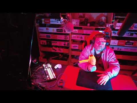 Видео: Ночной шепот: оранжевый фен и красный свет для вашего релакса