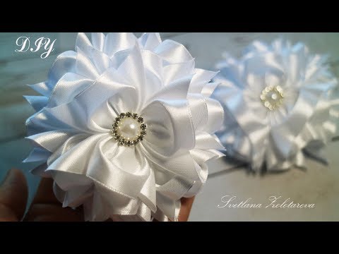 Видео: Пушистые БАНТЫ В ШКОЛУ из атласной ленты Канзаши DIY Fluffy BOWS TO SCHOOL from satin ribbons