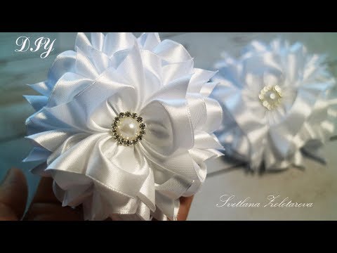 Видео: Пушистые БАНТЫ В ШКОЛУ из атласной ленты Канзаши DIY Fluffy BOWS TO SCHOOL from satin ribbons