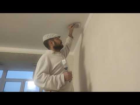 Видео: Как покрасить багет под натяжным потолком.