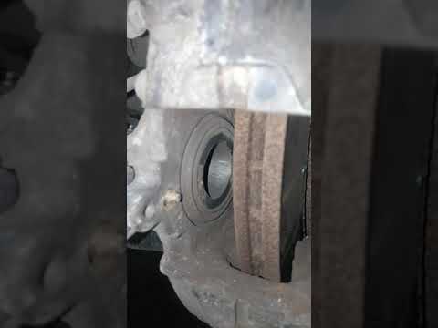 Видео: Замена задних тормозных колодок мерседес w 220 лиса