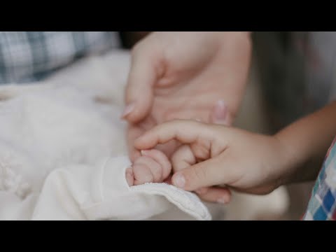 Видео: Что одеть на выписку из роддома/Обзор комплекта на выписку "Наследник Выжанова"/Кадры с выписки