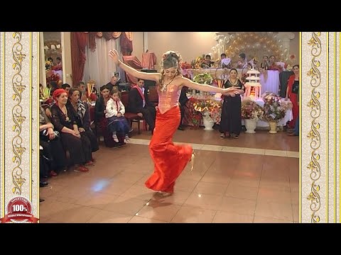 Видео: Цыганские танцы девушек на свадьбе. Глаз не оторвешь!