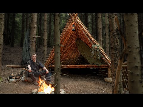 Видео: ОДИН построил в ЛЕСУ крутое A-ОБРАЗНОЕ укрытие из природных материалов - ЛЕСНОЙ ДОМ - асмр