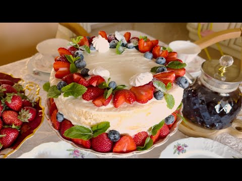 Видео: Праздничный Бисквитный Торт с кремом Маскарпоне и Клубникой — Тает во рту –Готовится легко!)