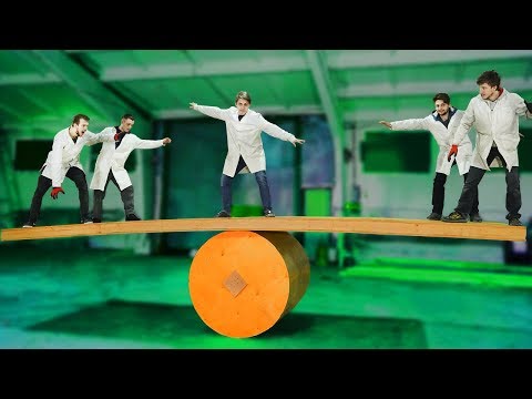 Видео: УСТОИТ ЛИ 5 ЧЕЛОВЕК НА ЭТОМ БАЛАНСБОРДЕ?