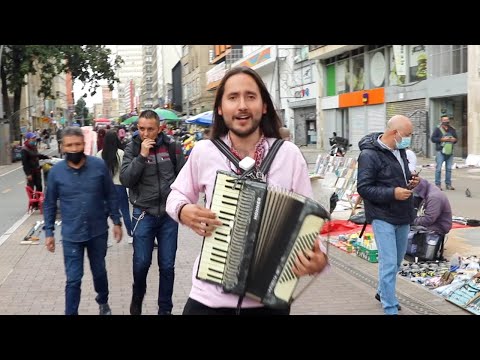 Видео: ЯКИЙ ГОЛОС! Колумбієць співає НЕСЕ ГАЛЯ ВОДУ у центрі столиці Колумбії