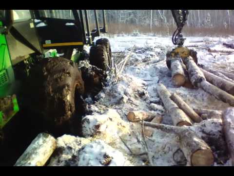 Видео: Форвардер Амкодор тонет в болоте  -7