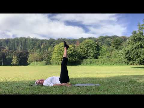 Видео: Йога без возраста. Упражнения для спины с маленьким мячом.   50+   60+