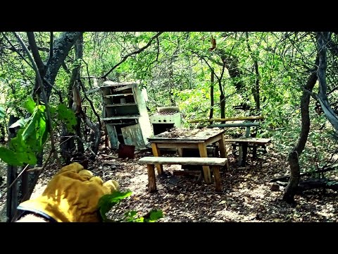 Видео: ЗАЛЕЗ В ГЛУШЬ С МЕТАЛЛОИСКАТЕЛЕМ И  НАШЕЛ ЧЬЕ ТО ЛОГОВО.  коп металлолома 2021