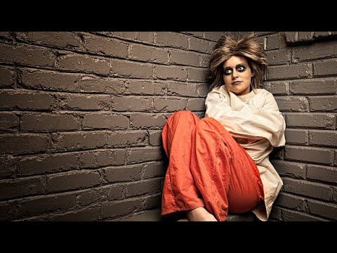 Видео: Этому кармику нужна смирительная рубашка. Она даёт одинокую белую женщину или фатальное влечение....