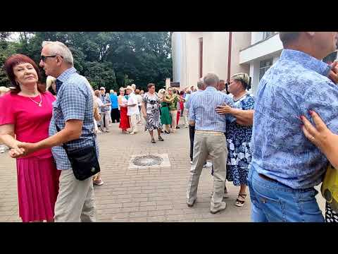 Видео: 7.07.24г..."Зимняя сказка"... В. Палаускас... звучит на танцполе в Гомельском парке...