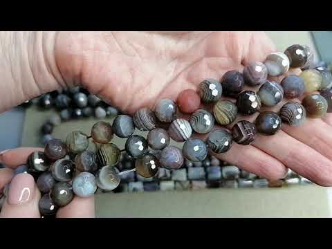 Видео: БУСЫ, КУЛОН И СЕРЬГИ из АГАТА БОТСВАНА.