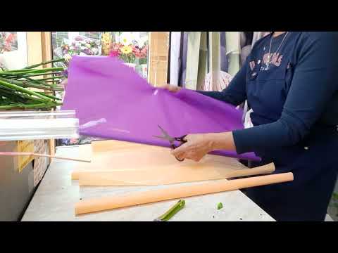 Видео: Круглый,воздушный букет. Упаковка букета.  Эустома,лимониум, гермини,альстромерия,статица,хризантема