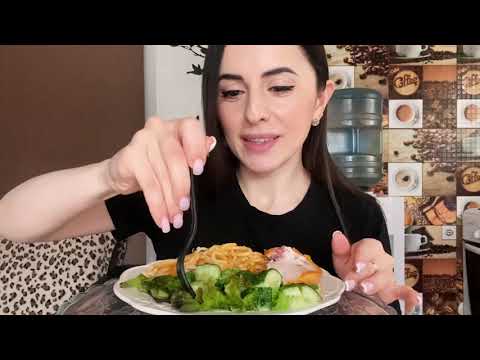 Видео: МУКБАНГ НА КУХНЕ Паста с Икрой, Салат 🥗 и Копченое мясо Russia MUKBANG