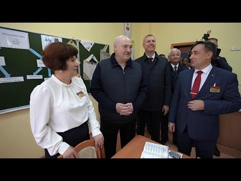 Видео: Лукашенко: Ну, мужики, что вы тут делаете? // Парохонская школа. Пинский район