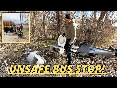 Видео: Небезопасная ОСТАНОВКА ШКОЛЬНОГО АВТОБУСА вынуждает детей ИДТИ ПО УЛИЦЕ!