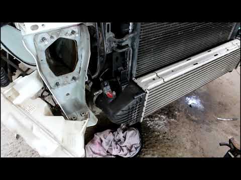 Видео: Замена радиатора охлаждения на Range Rover Evoque 2,2 Ленд Ровер Эвок 2011 года 3часть