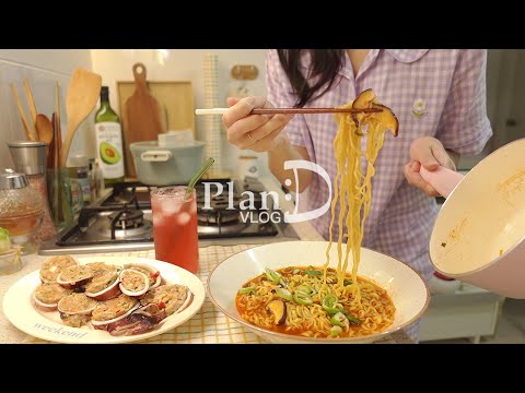 Видео: Жить в одиночестве, имитируя известные блюда. Неудачная колбаса из кальмара и острый Рамён. Уборка н