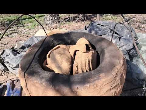 Видео: Обжиг  керамики  в печи построенной из глины.
