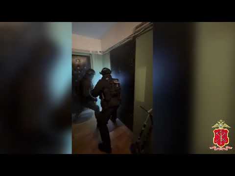 Видео: Полицейские Санкт-Петербурга задержали группу иностранцев, промышлявших карманными кражами