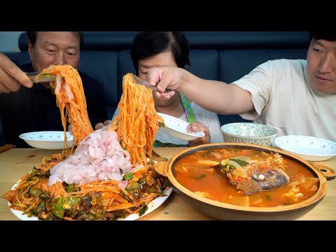 Видео: Острое тушеное мясо из красного морского леща и лапша с сырой рыбой - шоу еды Mukbang.