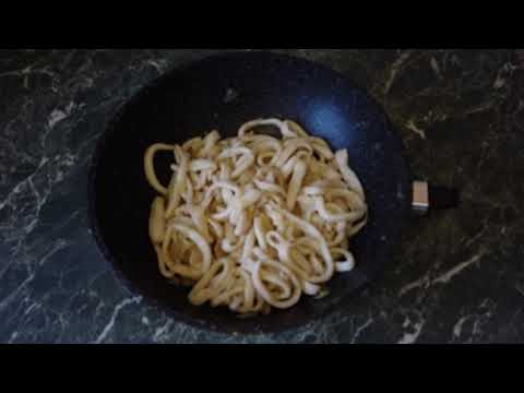 Видео: Жареные кальмары с луком