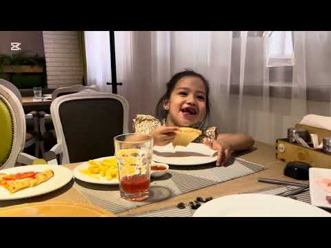 Видео: VLOG: МЫ ГОЛОДНЫ😱 Мы едим в кафе.