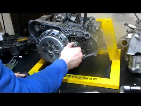 Видео: Разборка мотора Suzuki DRZ400