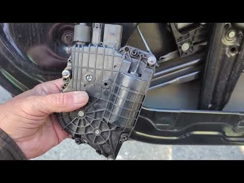 Видео: Как заменить доводчик замка двери на BMW (руководство по самостоятельной работе)