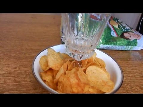 Видео: чипсы, смотри как нужно их есть