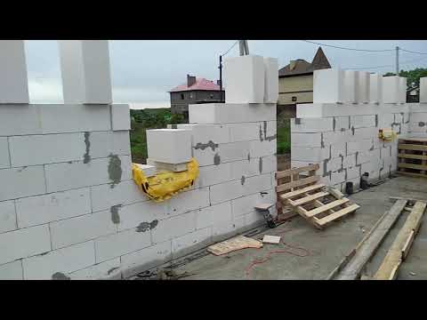 Видео: Возведение наружных стен из газобетона 500 мм и внутренних стен  из кирпича