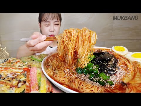 Видео: титр) SPICY KIMCHI NOODLES KIMCHI PANCAKE SEAFOOD PANCAKE OYSTER HOT PEPPER REAL SOUND ASMR MUKBANG