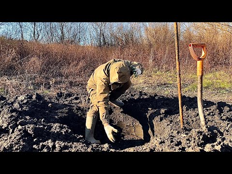 Видео: НЕ ПОВЕРИЛ КОГДА НАШЁЛ ЭТО В ПЕРЕСОХШЕМ БОЛОТЕ!!! ЦИЛИНДРЫ КОЛЁСА. Коп металла такое впервые.