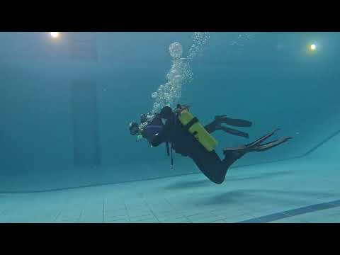 Видео: Первое погружение в бассейне с аквалангом