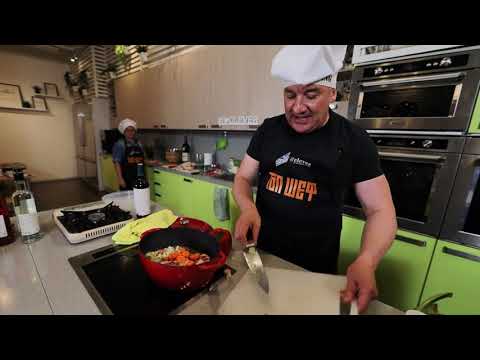 Видео: Испанское блюдо по-фоменковски, или бычьи хвосты