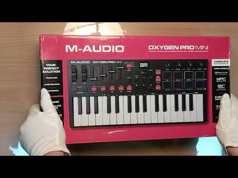 Видео: M-Audio Oxygen mini - одна из лучших классических мини MIDI-клавиатур: Распаковка и первый взгляд