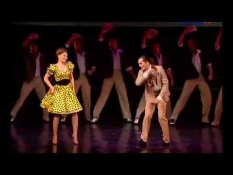 Видео: Юлия Гончарова Песенка Глории. 12 музыкантов. Цирк зажигает огни