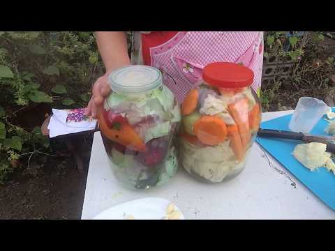 Видео: Капуста квашеная кусками с зелеными помидорами, АССОРТИ.