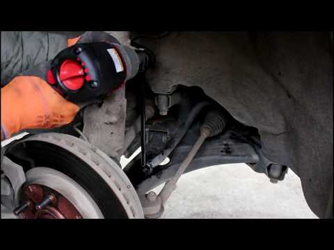 Видео: Замена стоек переднего стабилизатора на Mitsubishi ASX Мицубиси АСХ 1,8 2013 года