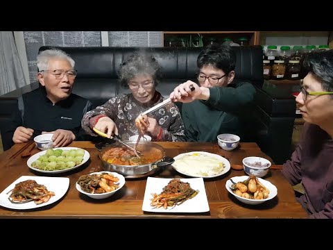 Видео: Bulnakjeongol mukbang, пицца с картофелем и луком, ссамбап из капусты, кимчи, семейное шоу еды