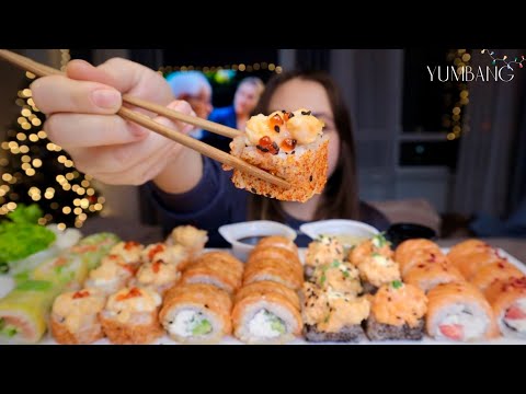 Видео: МУКБАНГ как исполнить мечту роллы с клубникой и карамелью суши mukbang sushi