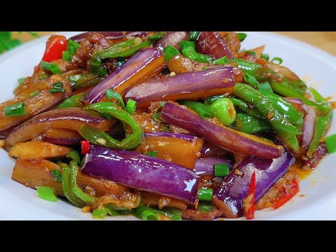 Видео: Не жарьте баклажаны на масле, а жарьте прямо на сковороде. Сяохань научит вас трюку, мягкому и