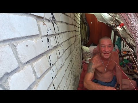 Видео: УГРЮМЫЙ НА СВЯЗИ ОТДЫХАЮ У СЕБЯ В ШАЛАШЕ