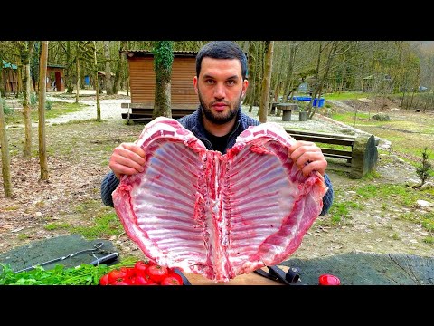 Видео: МЯСНОЙ РУЛЕТ ЗАПЕЧЁННЫЙ В ЯМЕ. БАРАН В ЗЕМЛЕ